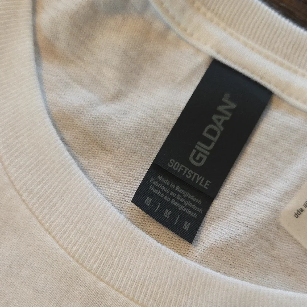 Queen of Hearts Vibrant Graphic T-Shirt - Picture 2 of 3